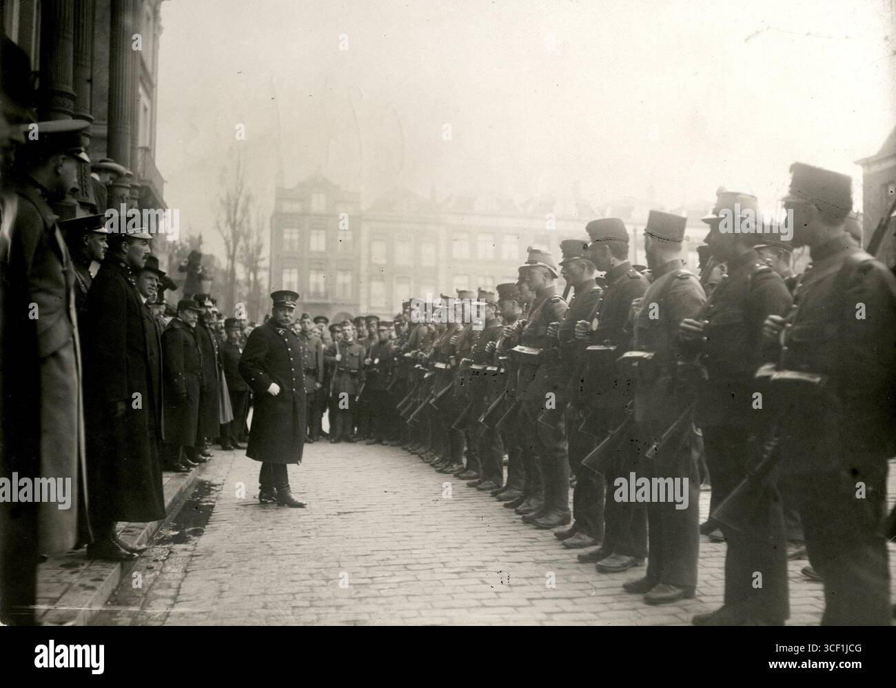 Ein Geflecht niederländischer Soldaten in Uniform steht in Formation, mit einem hochrangigen Offizier davor, während eines dreitägigen militärmarsches entlang der Amsterdamer Verteidigungslinie im Jahr 1915. Stockfoto