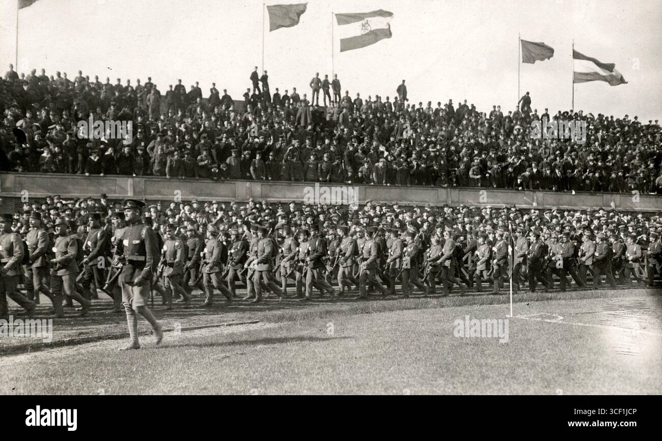 Eine große Gruppe niederländischer Soldaten in Uniform parade durch ein Stadion während eines dreitägigen militärmarsches entlang der Amsterdamer Verteidigungslinie im Jahr 1915. Stockfoto