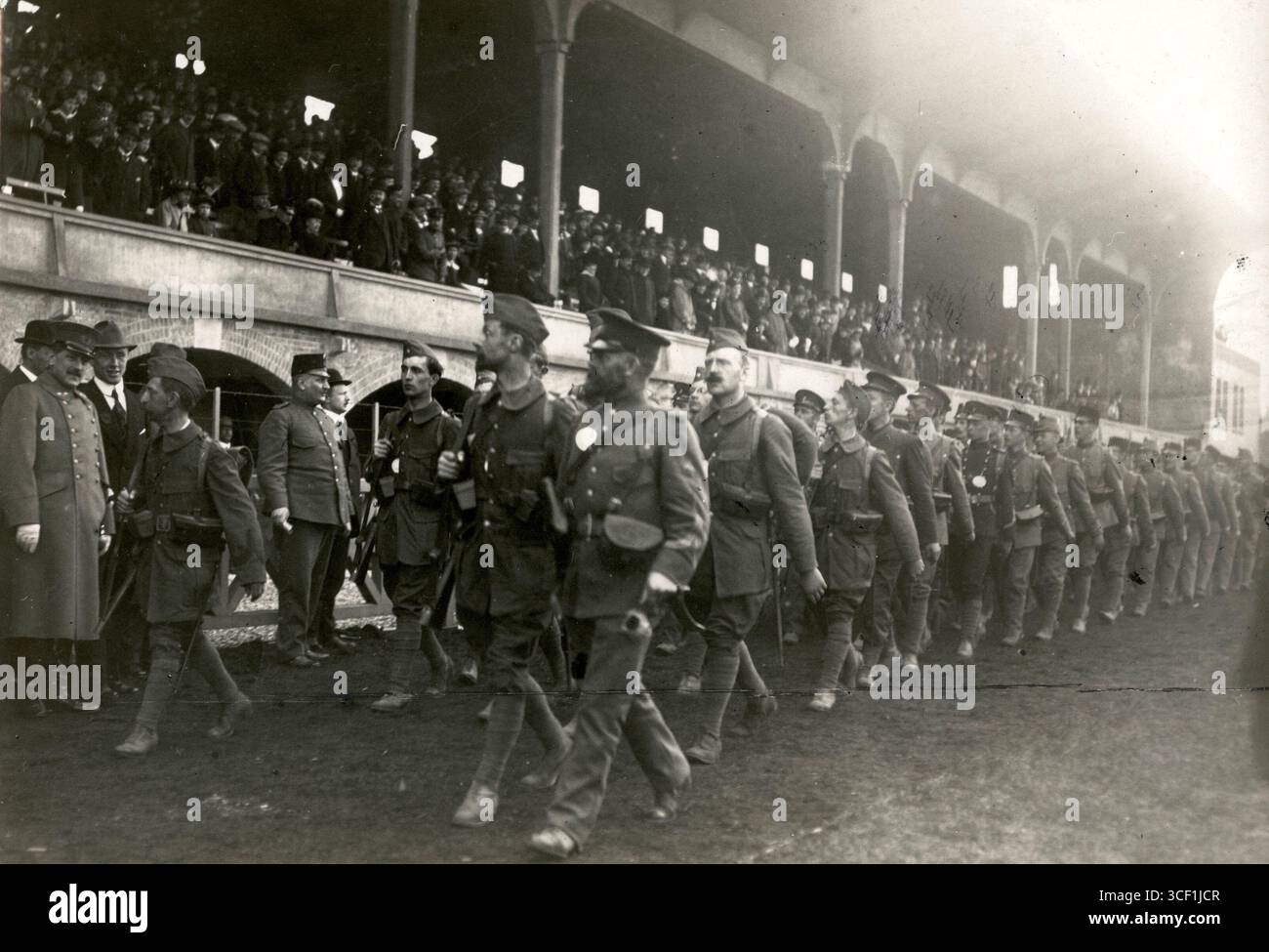 Eine Gruppe niederländischer Soldaten in Uniform marschiert 1915 bei einem dreitägigen militärmarsch durch die Amsterdamer Verteidigungslinie an einer Tribüne vorbei. Stockfoto