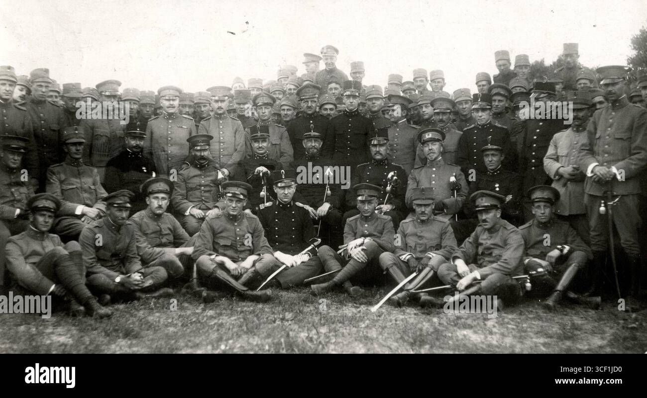 Eine große Gruppe niederländischer Soldaten in Uniform während einer Militärfeier in den Niederlanden, 1917. Stockfoto