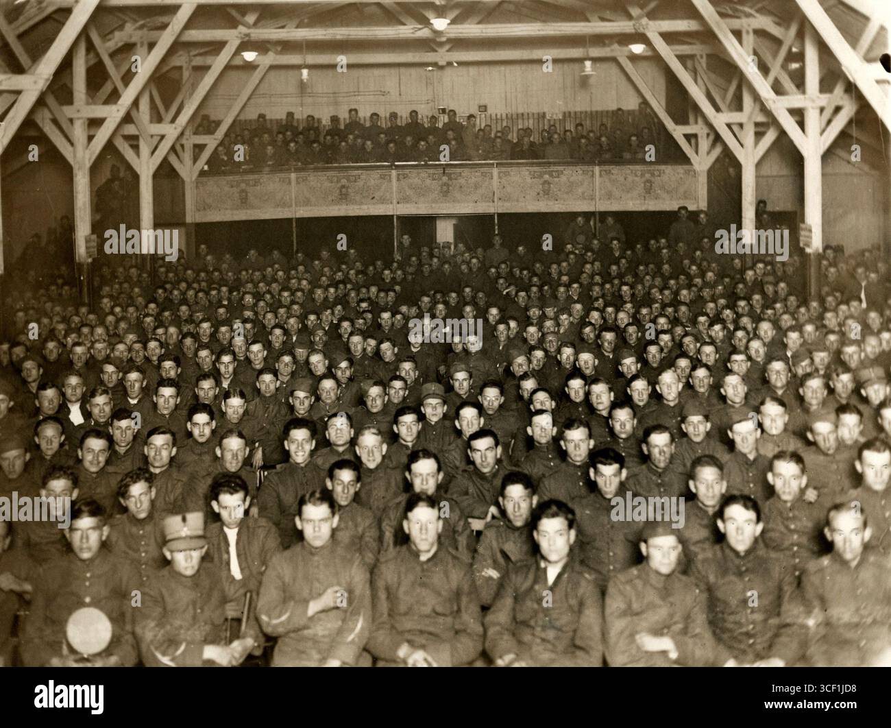 Eine große Gruppe niederländischer Soldaten in Uniform in einer Soldatenkantine in Harderwijk, Niederlande, 1926. Stockfoto