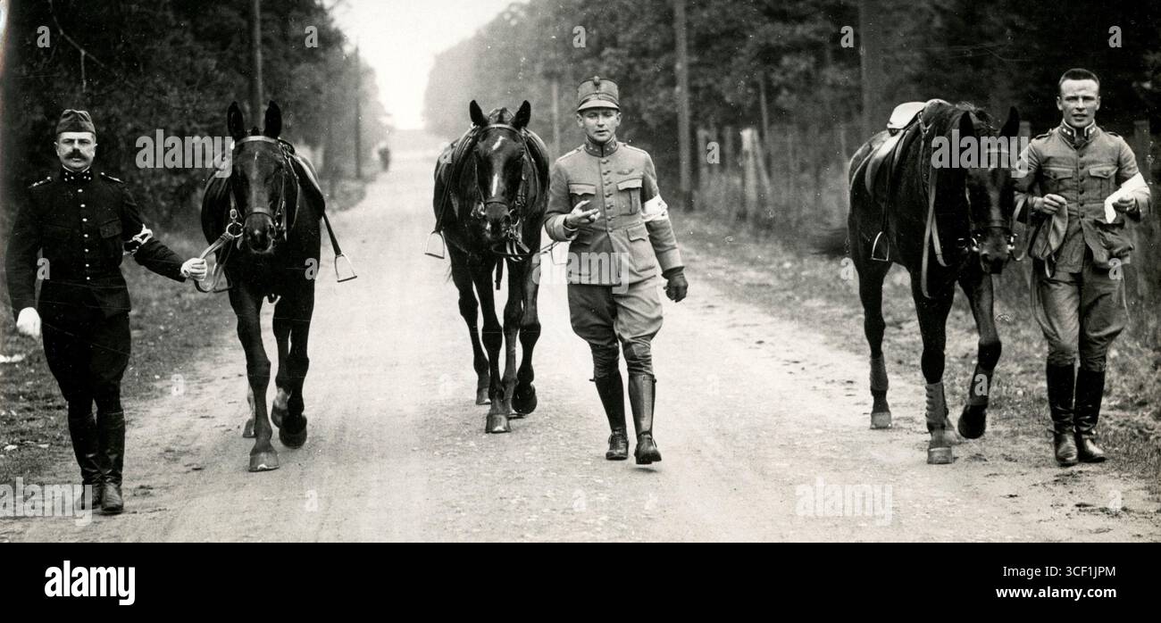 1924 werden drei niederländische Soldaten in Uniform mit ihren Pferden auf einem Weg in den Niederlanden gesehen. Stockfoto
