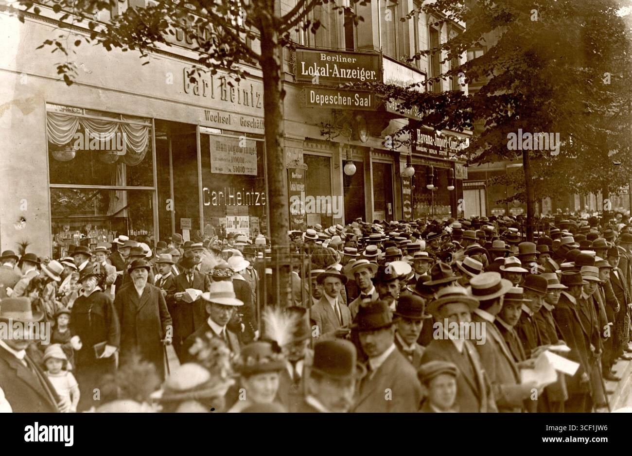 Die Menschenmassen feiern in den Straßen Berlins nach der Kriegserklärung an Frankreich 1914 während der Mobilisierung des Ersten Weltkriegs Stockfoto