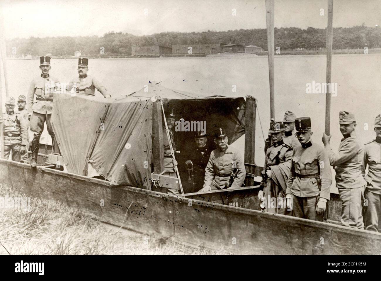Österreichische Offiziere in einem Aufklärungsboot nach der Mobilisierung 1914, dem Ersten Weltkrieg Stockfoto
