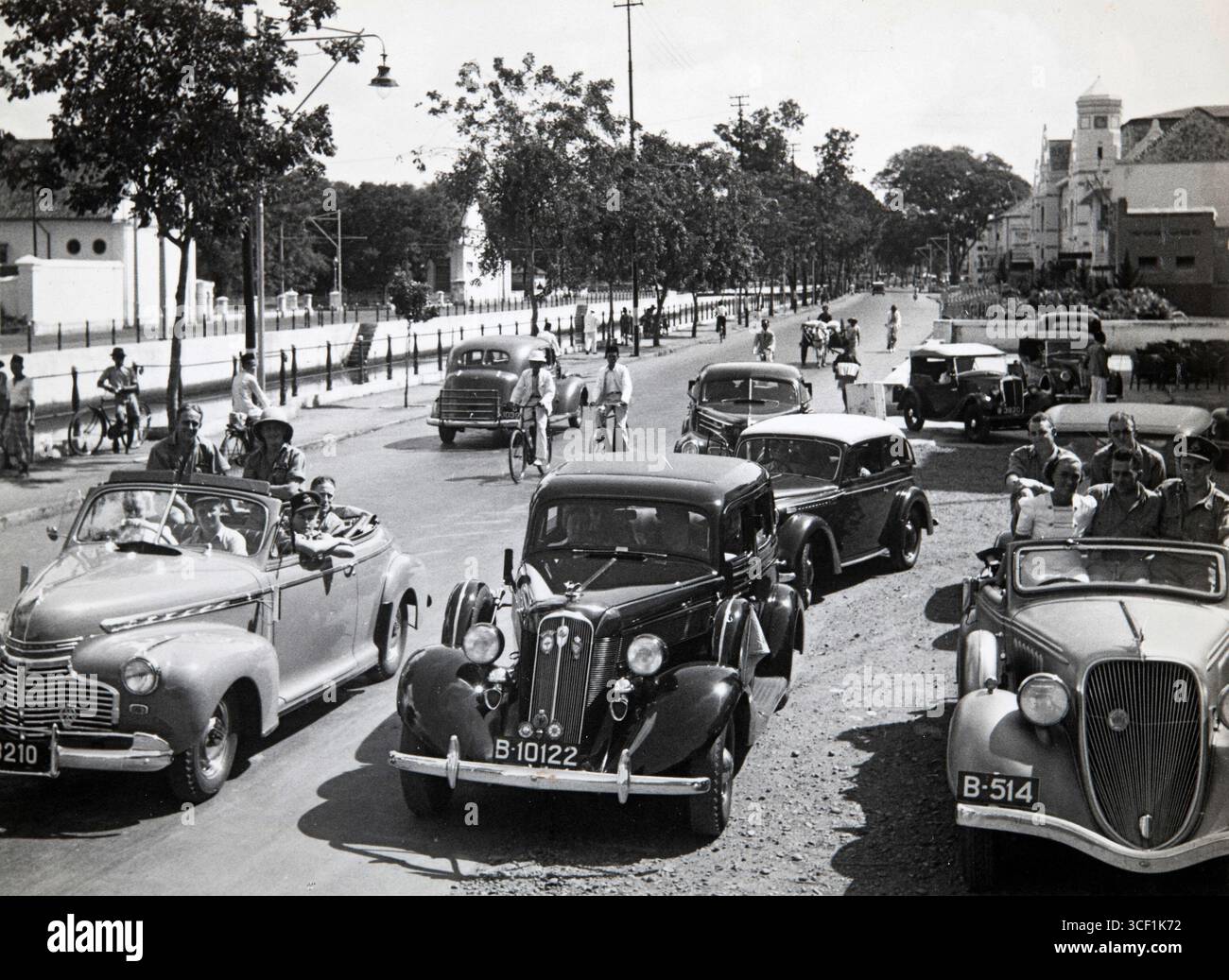 Dieses Foto zeigt Mitglieder der N.J. Woman's Organization während des Krieges, die neuseeländischen Soldaten in Batavia zwischen 1945 und 1950 ein Mittagessen anbieten. Nach dem Essen ging die Gruppe gemeinsam auf Besichtigungstour. Stockfoto