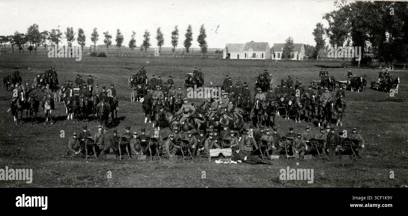 Eine Gruppe niederländischer Soldaten mit Maschinengewehren auf einem Feld während des Ersten Weltkriegs, fotografiert 1914. Dieses Bild zeigt die niederländische militärische Vorbereitung und den Einsatz an der Front. Stockfoto