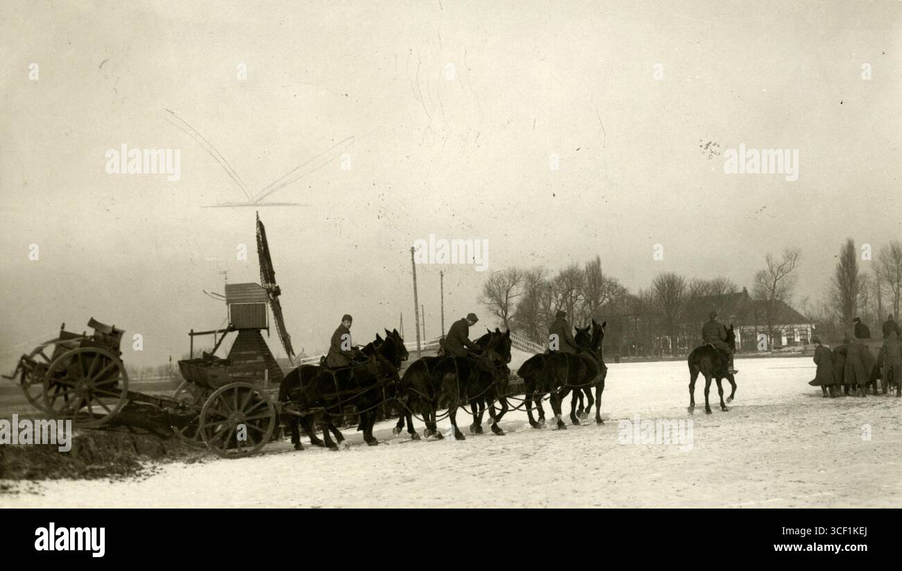 Niederländische Soldaten auf dem Pferd mit einem Wagen führen während des Ersten Weltkriegs 1917 militärische Übungen auf dem Eis bei Leiden durch. Die Übung simuliert Kriegsbedingungen bei kaltem Wetter. Stockfoto