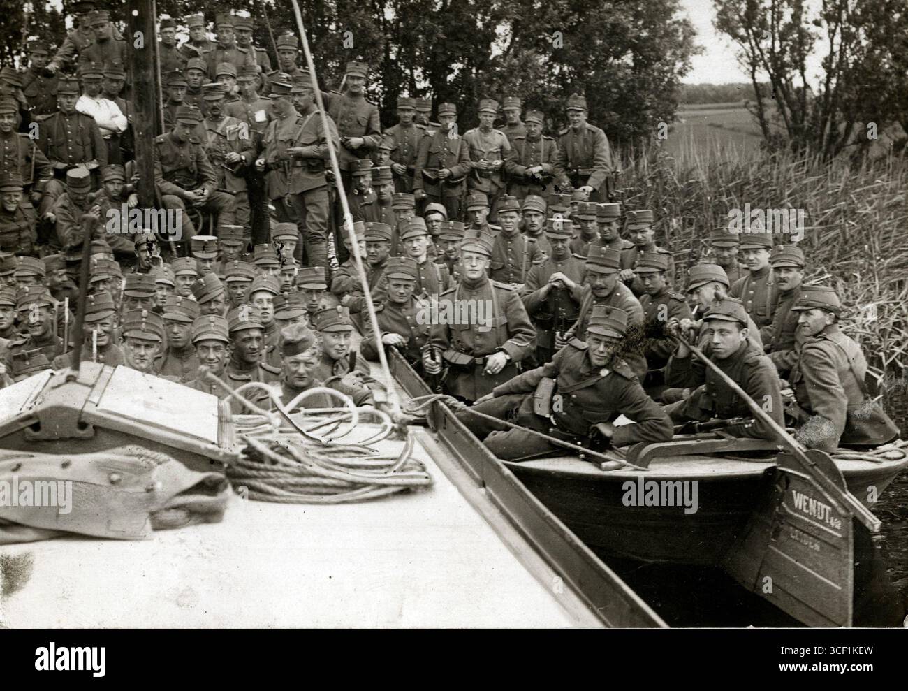 Niederländische Soldaten werden auf Booten nach einer militärischen Übung auf dem Kagermeer im Jahr 1917 im Rahmen der Vorbereitungen zum Ersten Weltkrieg gesehen. Die Übung fand auf dem Wasser statt, um Kriegsoperationen zu simulieren. Stockfoto