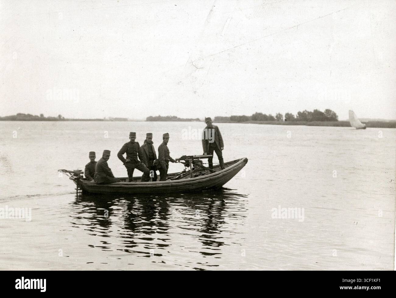 Niederländische Soldaten üben bei einer Übung auf dem Kagermeer im Jahr 1917 militärische Operationen auf einem mit Motor und Maschinengewehr ausgestatteten Boot aus und simulieren die Kriegsbedingungen auf dem Wasser. Stockfoto