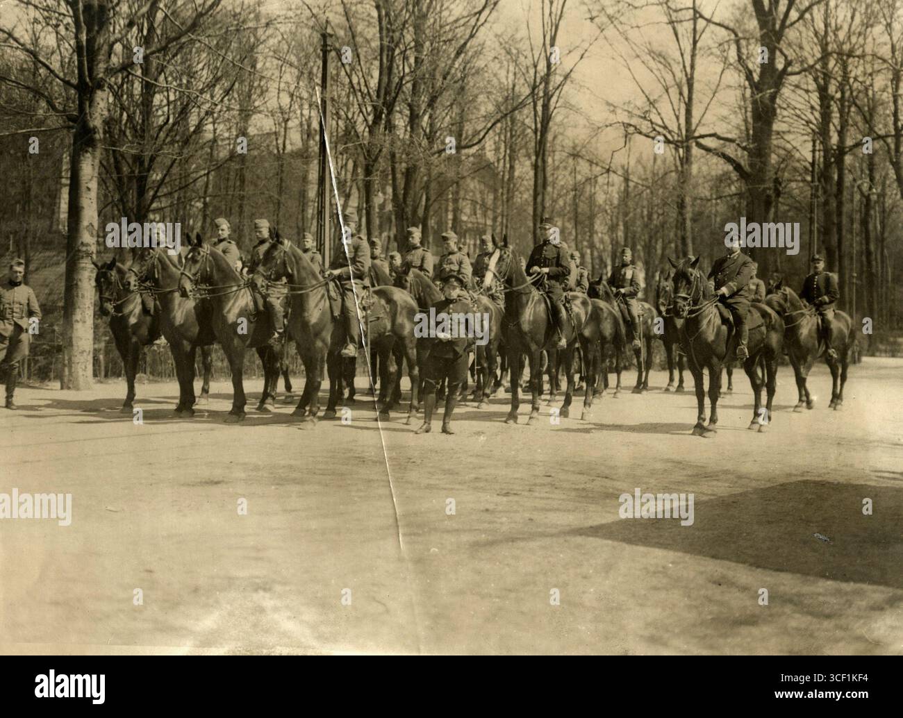 Niederländische Soldaten auf dem Pferd führen während des Ersten Weltkriegs 1917 in der Nähe von Nijmegen Militärübungen auf Eis durch und bereiten sich auf den Winterkrieg in den kalten Bedingungen Nordeuropas vor. Stockfoto