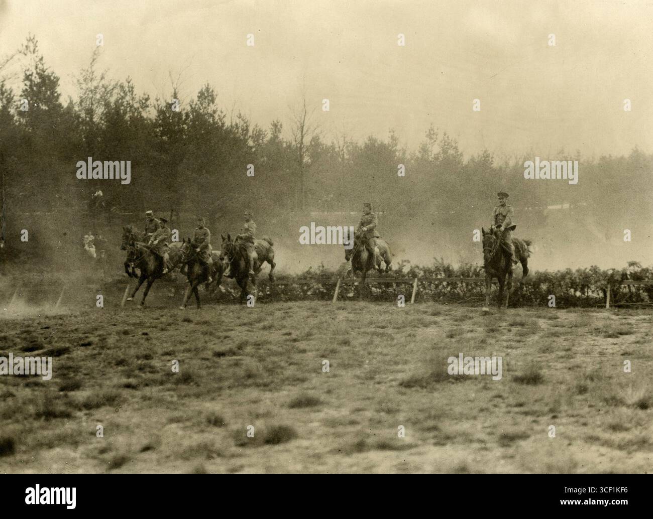 Niederländische Soldaten auf dem Pferd führen 1917 militärische Übungen auf einer Winterwiese bei Nijmegen durch und simulieren Kriegsoperationen unter kalten Bedingungen während des Ersten Weltkriegs Stockfoto
