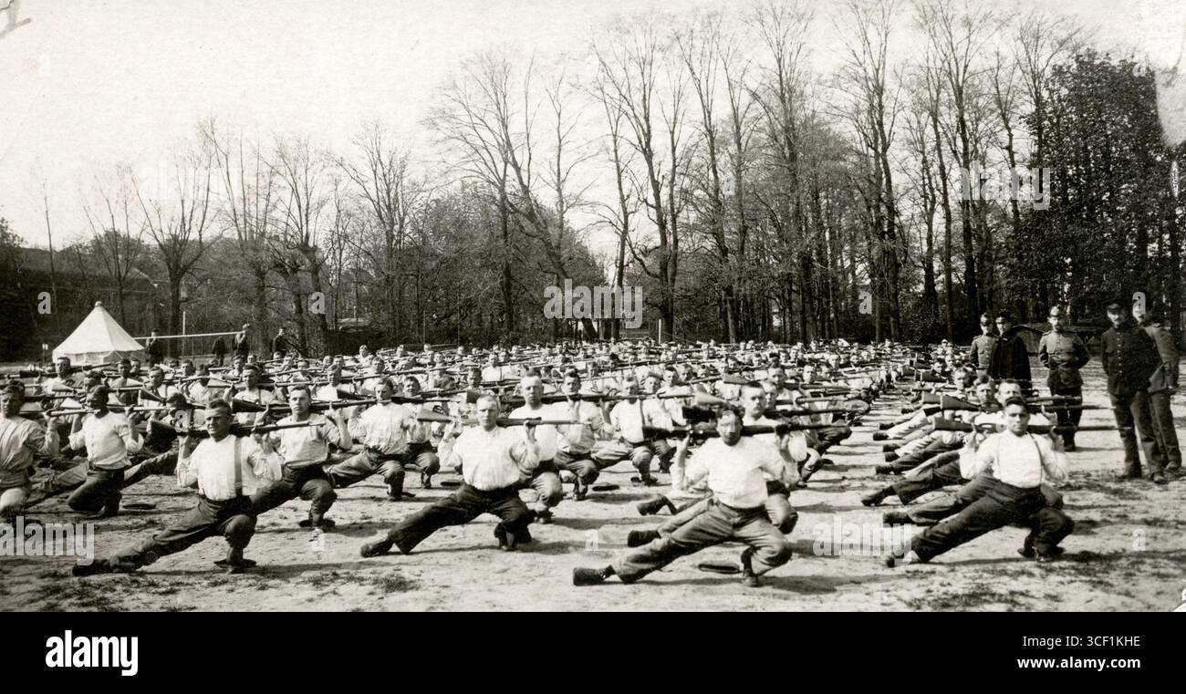 Niederländische Soldaten übten im Ersten Weltkrieg mit Gewehren während der Freiluftgymnastik, da Turnhallen als Quartier genutzt wurden. Die Rekruten hatten 1915 eineinhalb Monate lang trainiert. Stockfoto