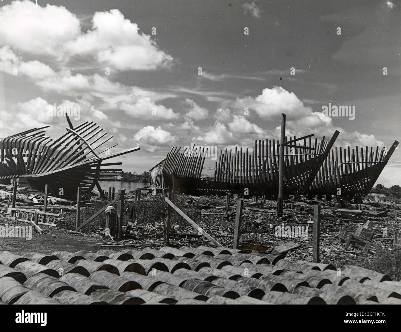 Dieses Foto aus dem Jahr 1945-1950 zeigt unvollständige Schiffe, die von japanischen Soldaten in Pontianak zurückgelassen wurden. Diese Schiffe werden nach dem Zweiten Weltkrieg fertiggestellt Stockfoto