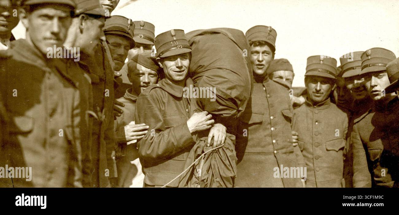 Niederländische Soldaten mit einem französischen Beobachtungsballon in der Nähe von IJmuiden, Niederlande, während des Ersten Weltkriegs 1918. Stockfoto