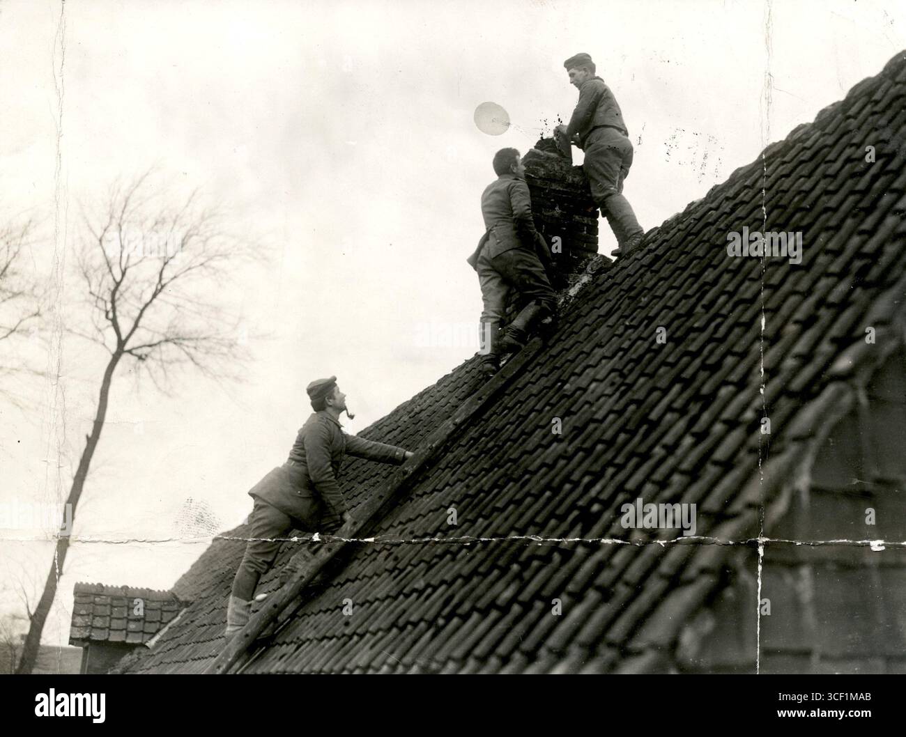 Erster Weltkrieg: Deutsche Soldaten bestimmen die Windrichtung auf einem Dach für ihre Luftschiffe/Zeppelins. 1915. Stockfoto