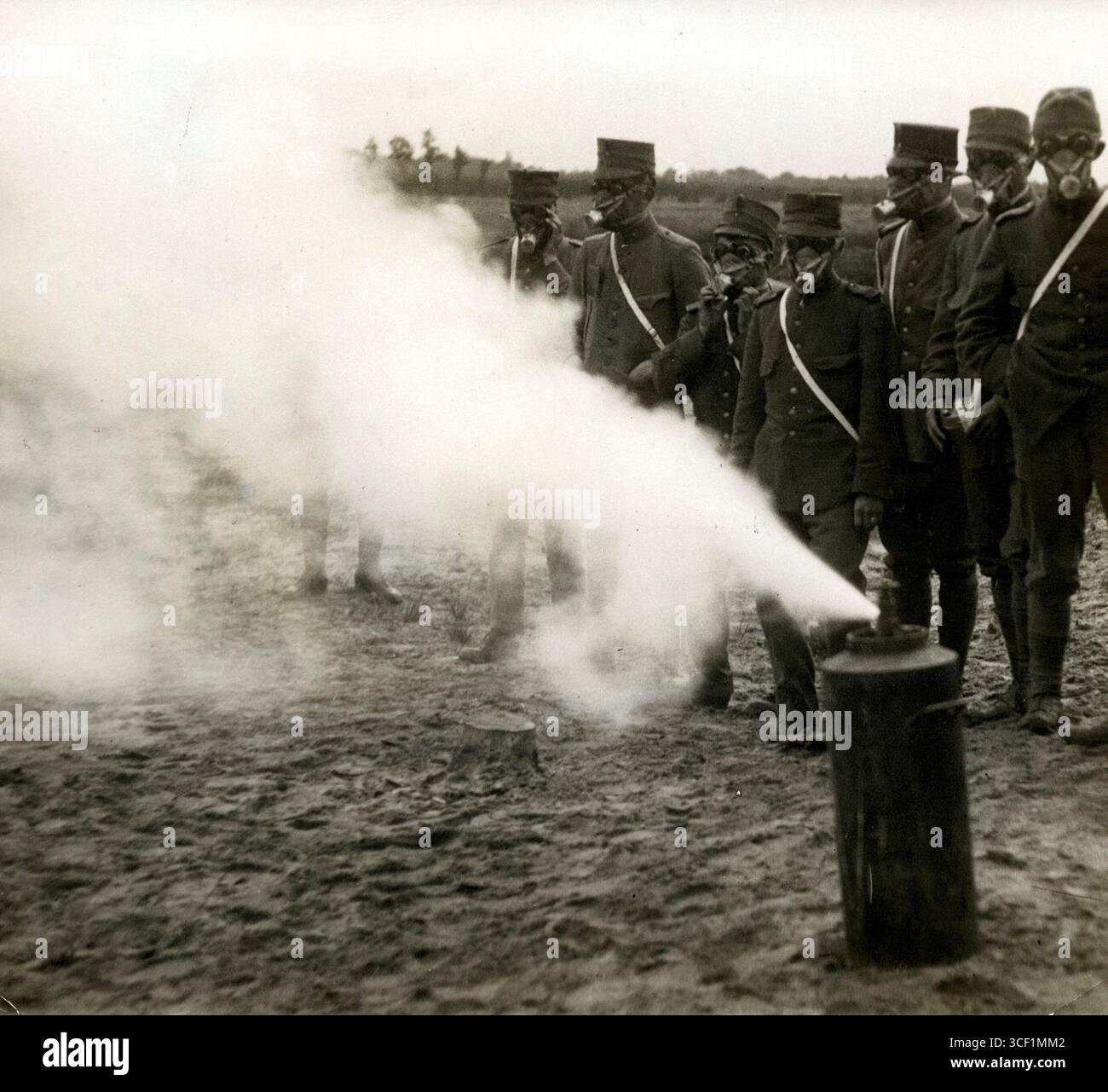 Niederländische Soldaten trugen Gasmasken während einer Gaskriegsübung in Udenhout, Niederlande, 1917. Die Soldaten werden in der Nähe eines Containers gesehen, der Gas abgibt, was ihre Bereitschaft für chemische Kriegsführung demonstriert. Stockfoto