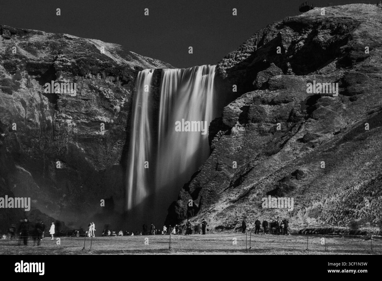Malerische isländische Berge, Wälder und Flüsse zeigen die raue Schönheit der nordischen Wildnis. Stockfoto