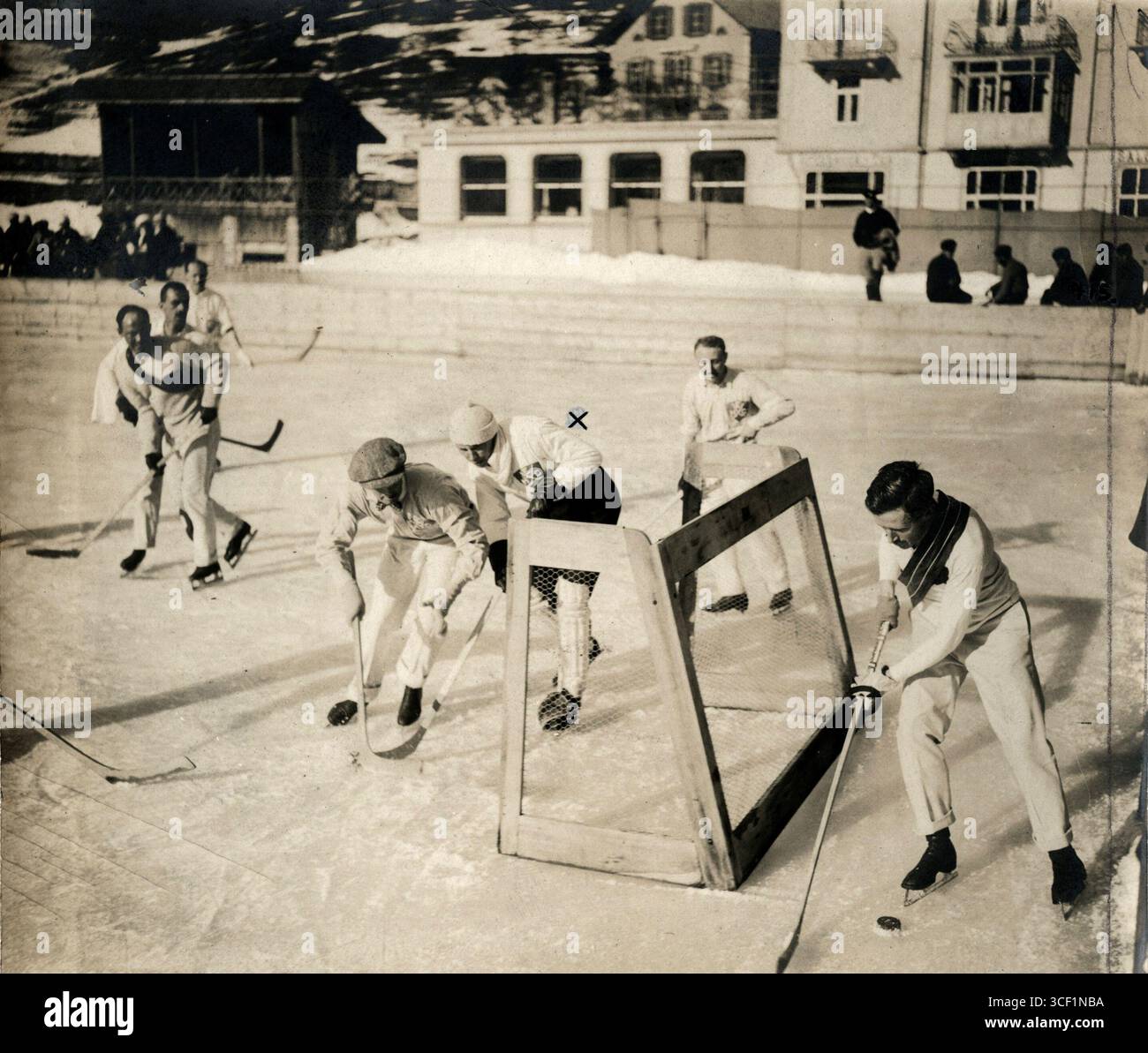 1912, während des Eishockeyspiels der Schweizer Meisterschaft zwischen Engelberg und Les Avants, gewann Les Avants den Sieg. Das Foto zeigt Torhüter H. van Zalinge gute Leistungen während des Spiels. Stockfoto