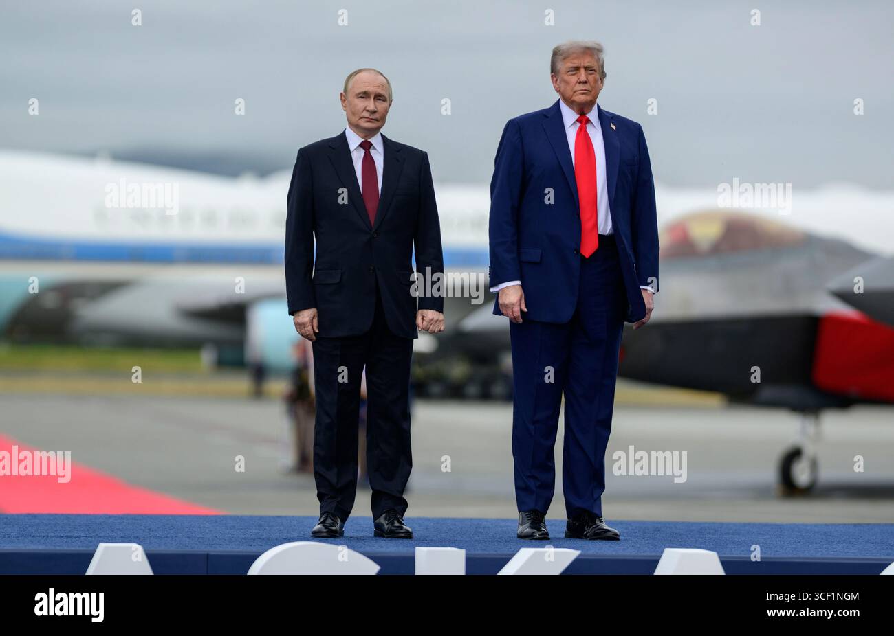ANCHORAGE, ALASKA, USA - 15. August 2025 - US-Präsident Donald Trump und russischer Präsident Wladimir Putin auf der Joint Base Elmendorf Richardson in Anchor Stockfoto