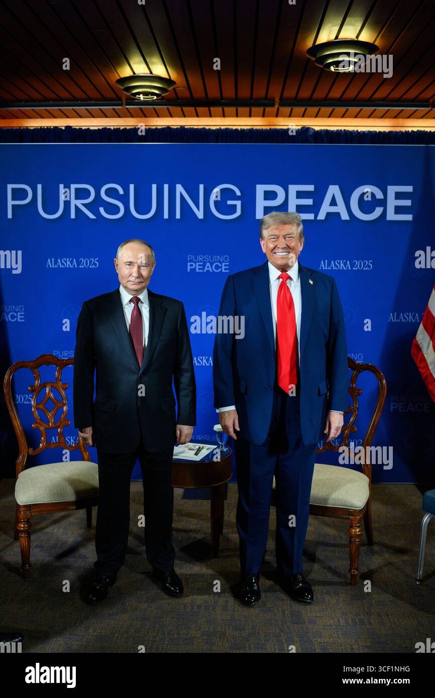 ANCHORAGE, ALASKA, USA - 15. August 2025 - US-Präsident Donald Trump und russischer Präsident Wladimir Putin auf der Joint Base Elmendorf Richardson in Anchor Stockfoto