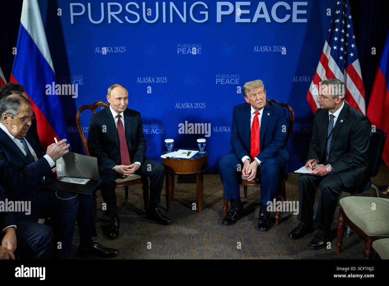 ANCHORAGE, ALASKA, USA - 15. August 2025 - US-Präsident Donald Trump und russischer Präsident Wladimir Putin auf der Joint Base Elmendorf Richardson in Anchor Stockfoto