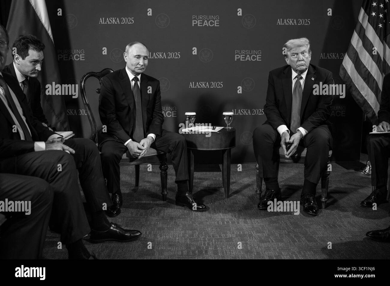 ANCHORAGE, ALASKA, USA - 15. August 2025 - US-Präsident Donald Trump und russischer Präsident Wladimir Putin auf der Joint Base Elmendorf Richardson in Anchor Stockfoto