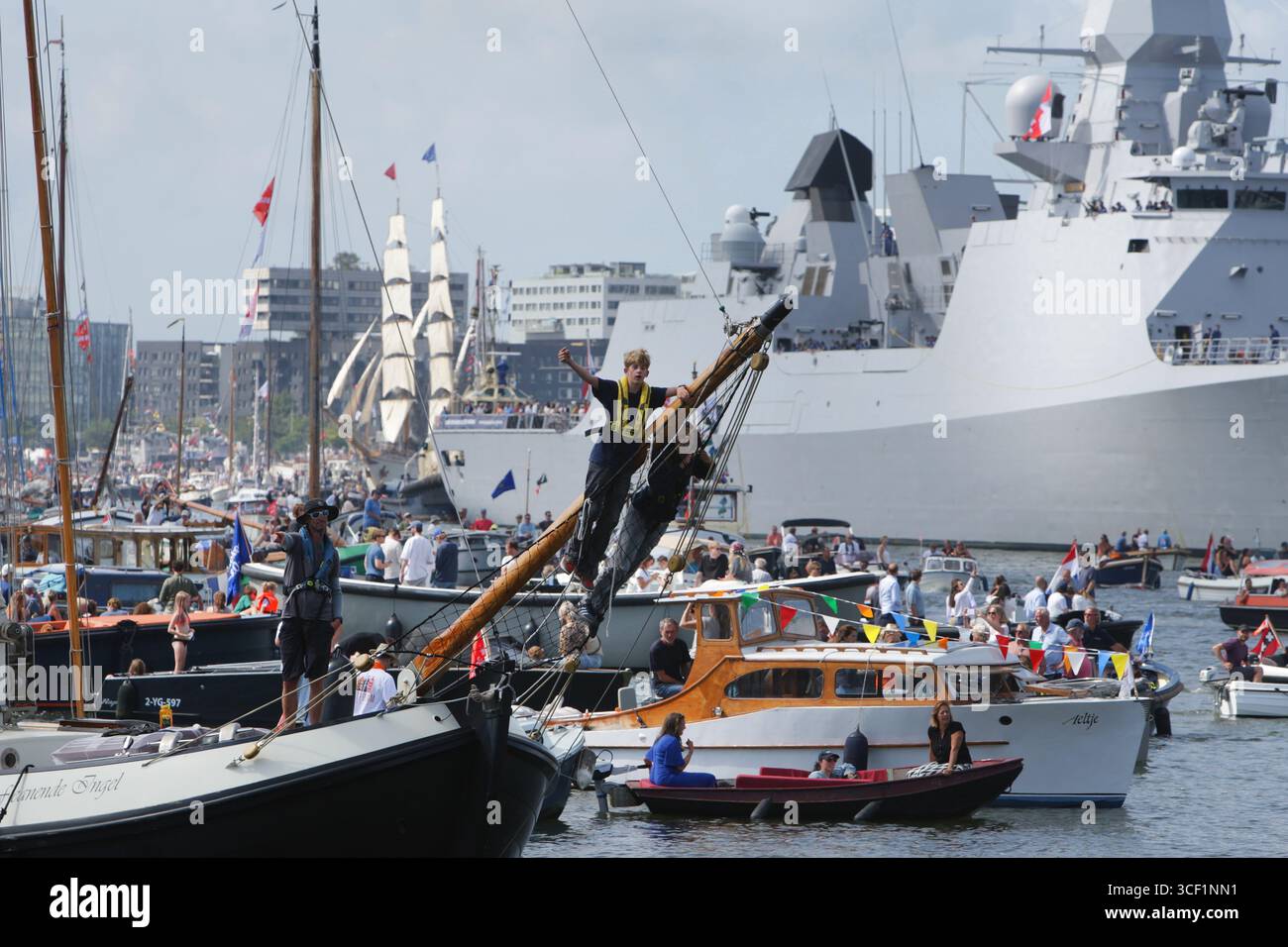 Amsterdam, Niederlande. August 2025. AMSTERDAM, NIEDERLANDE - 20. AUGUST: Eine allgemeine Ansicht zeigt sich während der Ankunft der Segelparade, die den offiziellen Start für die 10. Ausgabe von SAIL Amsterdam auf dem IJ-Fluss am 20. August 2025 in Amsterdam, Niederlande, markiert. Die Veranstaltung findet alle fünf Jahre statt und zieht Hunderttausende von Zuschauern an. (Foto von Paulo Amorim/SIPA USA) Credit: SIPA USA/Alamy Live News Stockfoto