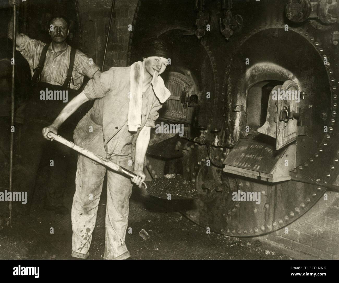 1916, während des Ersten Weltkriegs, arbeiteten Frauen in England als Heiker in Dampfkesseln, da es an männlichen Arbeitern mangelt. Dies spiegelt die sich verändernde Rolle der Frauen in der Kriegswirtschaft wider. Foto von 1916. Stockfoto