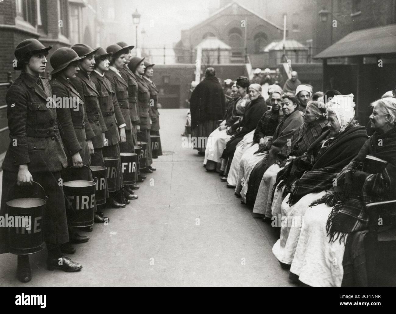 1916, während des Ersten Weltkriegs, meldeten sich Frauen in England freiwillig in Feuerwehren, um die Kriegsanstrengungen zu unterstützen. Da männliche Feuerwehrmänner hinzugezogen wurden, besetzten diese Frauen wichtige Rollen bei der Brandbekämpfung. Foto von 1916. Stockfoto