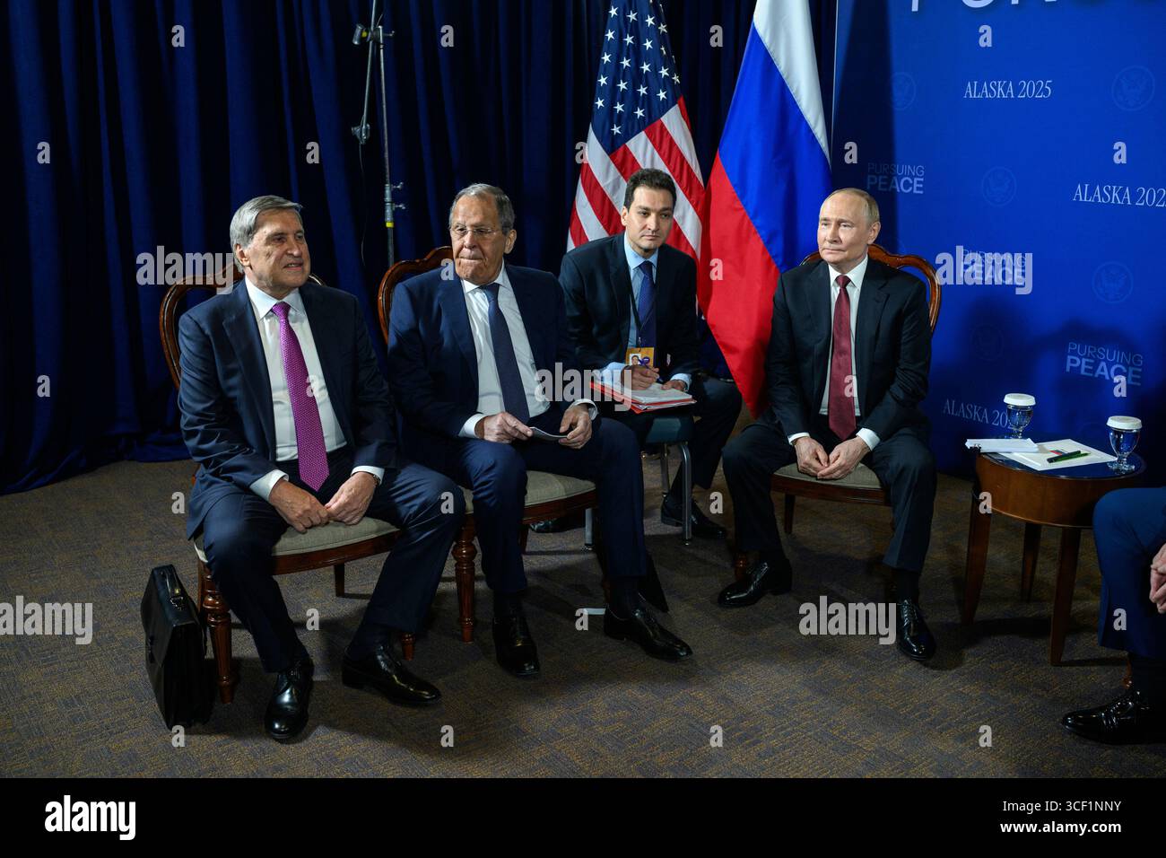 ANCHORAGE, ALASKA, USA - 15. August 2025 - US-Präsident Donald Trump und russischer Präsident Wladimir Putin auf der Joint Base Elmendorf Richardson in Anchor Stockfoto