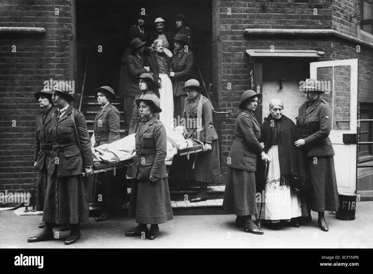 1916, während des Ersten Weltkriegs, dienten Frauen in England in freiwilligen Feuerwehreinheiten. Als Männer eingesetzt wurden, traten diese Frauen ein, um bei der Brandbekämpfung zu helfen. Foto von 1916. Stockfoto