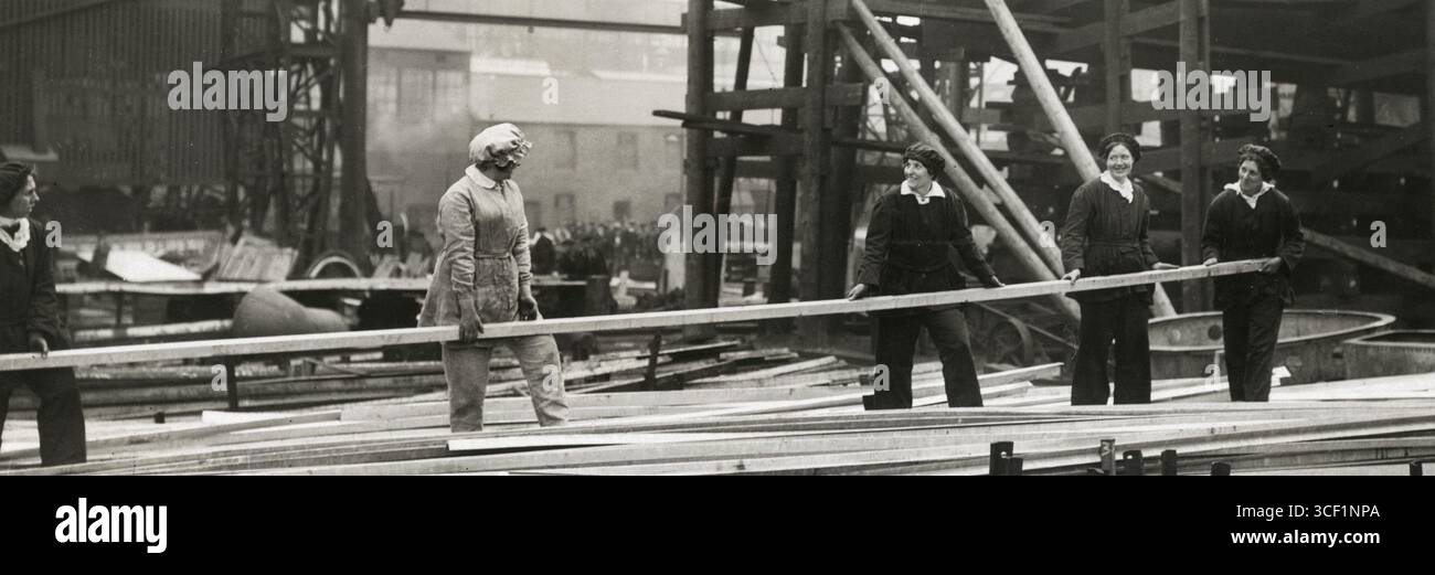1916, während des Ersten Weltkriegs, arbeiteten Frauen in England aufgrund des Mangels an Männern in Werften und trugen zur Produktion von Militärschiffen bei. Foto von 1916. Stockfoto