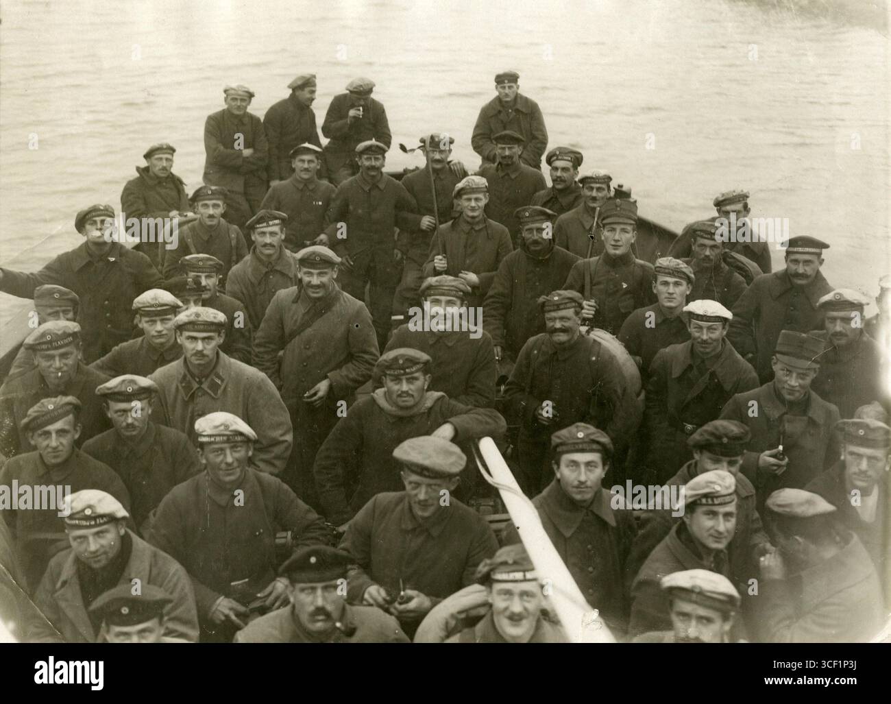 Deutsche Soldaten werden in einem Boot in der Nähe von Sluis unter der Führung niederländischer Soldaten gesehen, als sie am Ende des Ersten Weltkriegs aus Belgien fliehen 1918. Stockfoto
