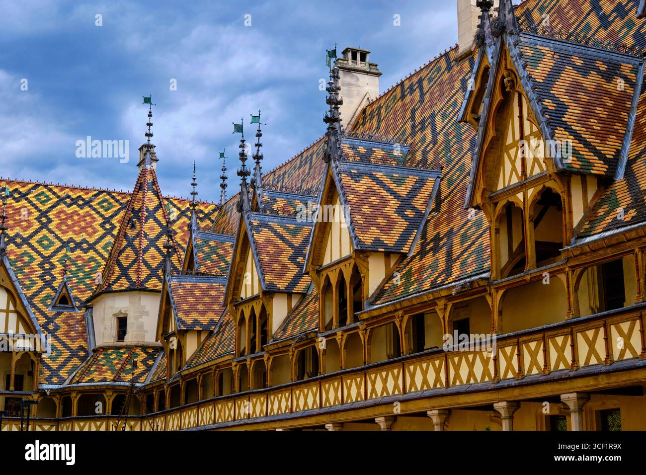 Frankreich, Côte-d'Or, Beaune, Hospices de Beaune, Hôtel-Dieu, mehrfarbiges, verglastes Ziegeldach im Innenhof Stockfoto
