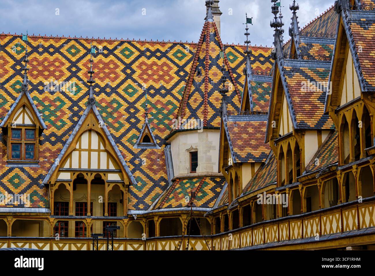 Frankreich, Côte-d'Or, Beaune, Hospices de Beaune, Hôtel-Dieu, mehrfarbiges, verglastes Ziegeldach im Innenhof Stockfoto