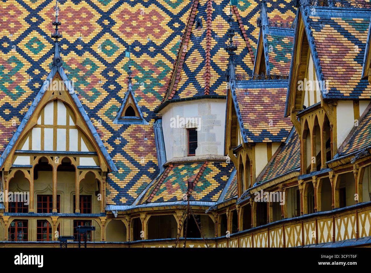 Frankreich, Côte-d'Or, Beaune, Hospices de Beaune, Hôtel-Dieu, mehrfarbiges, verglastes Ziegeldach im Innenhof Stockfoto