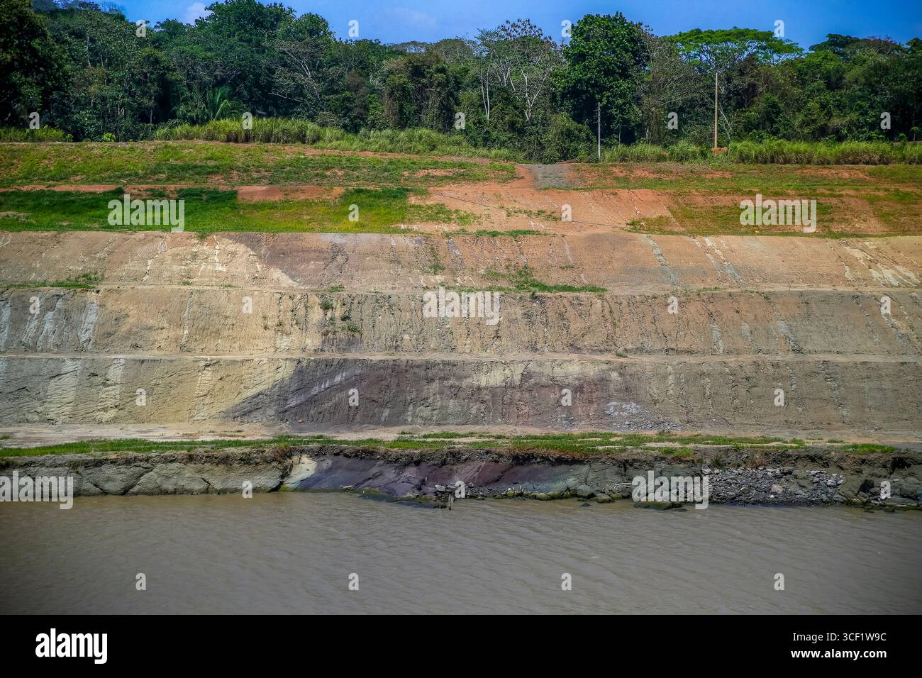 Freiliegende geologische Schichten und terrassierte Hänge entlang des Culebra Cut im Panamakanal. Stockfoto
