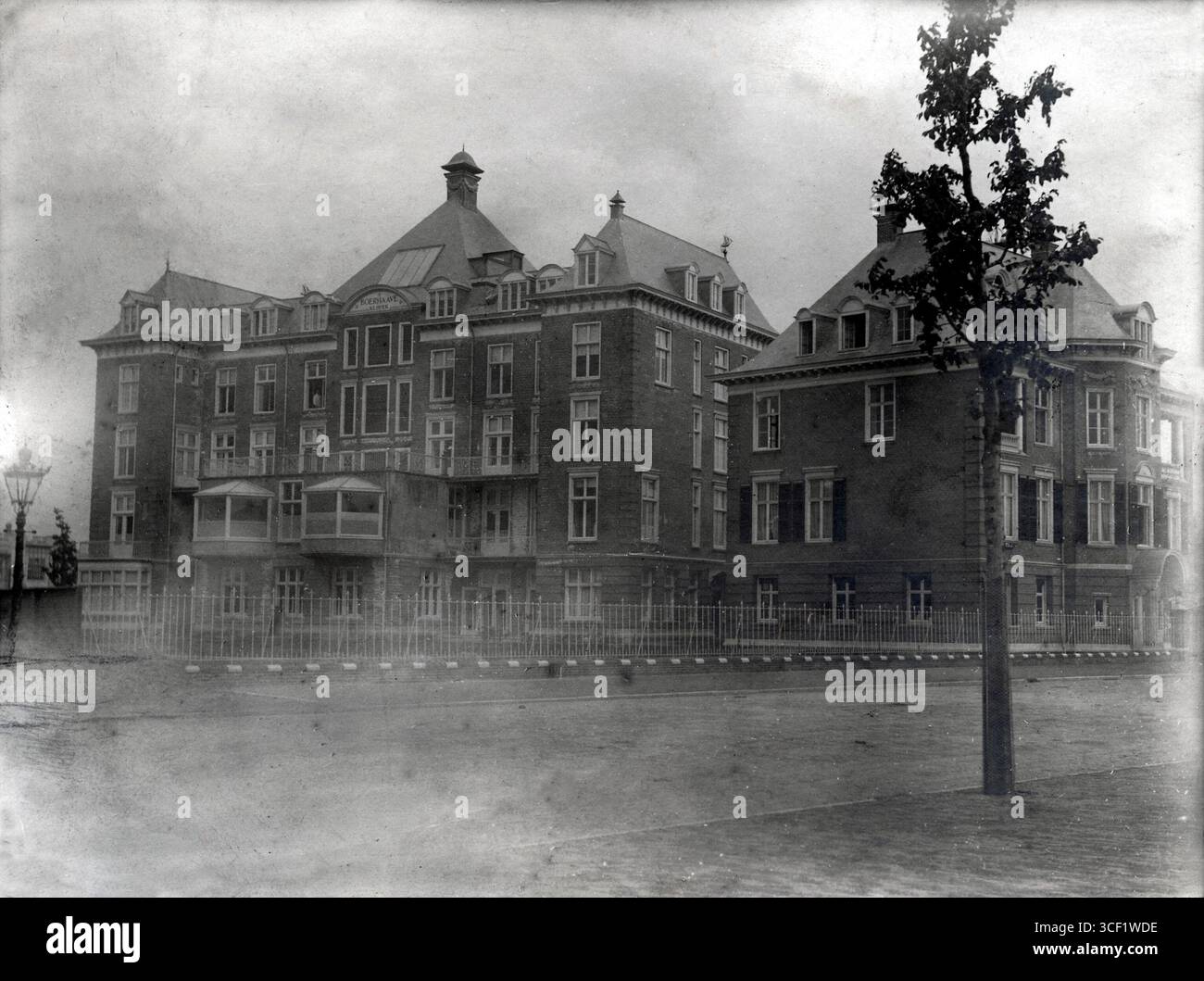 Das Äußere der Boerhaave Klinik in Amsterdam, Niederlande, fotografiert 1909. Das Foto wurde stark retuschiert. Stockfoto