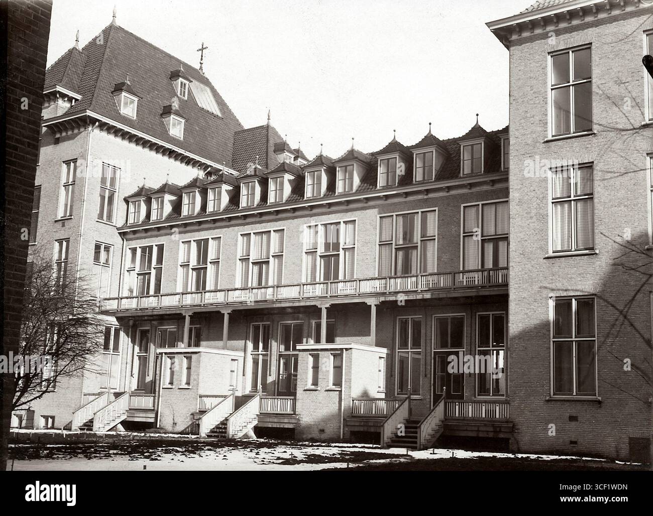 Das Äußere eines Krankenhausgebäudes in den Niederlanden, fotografiert 1910. Stockfoto