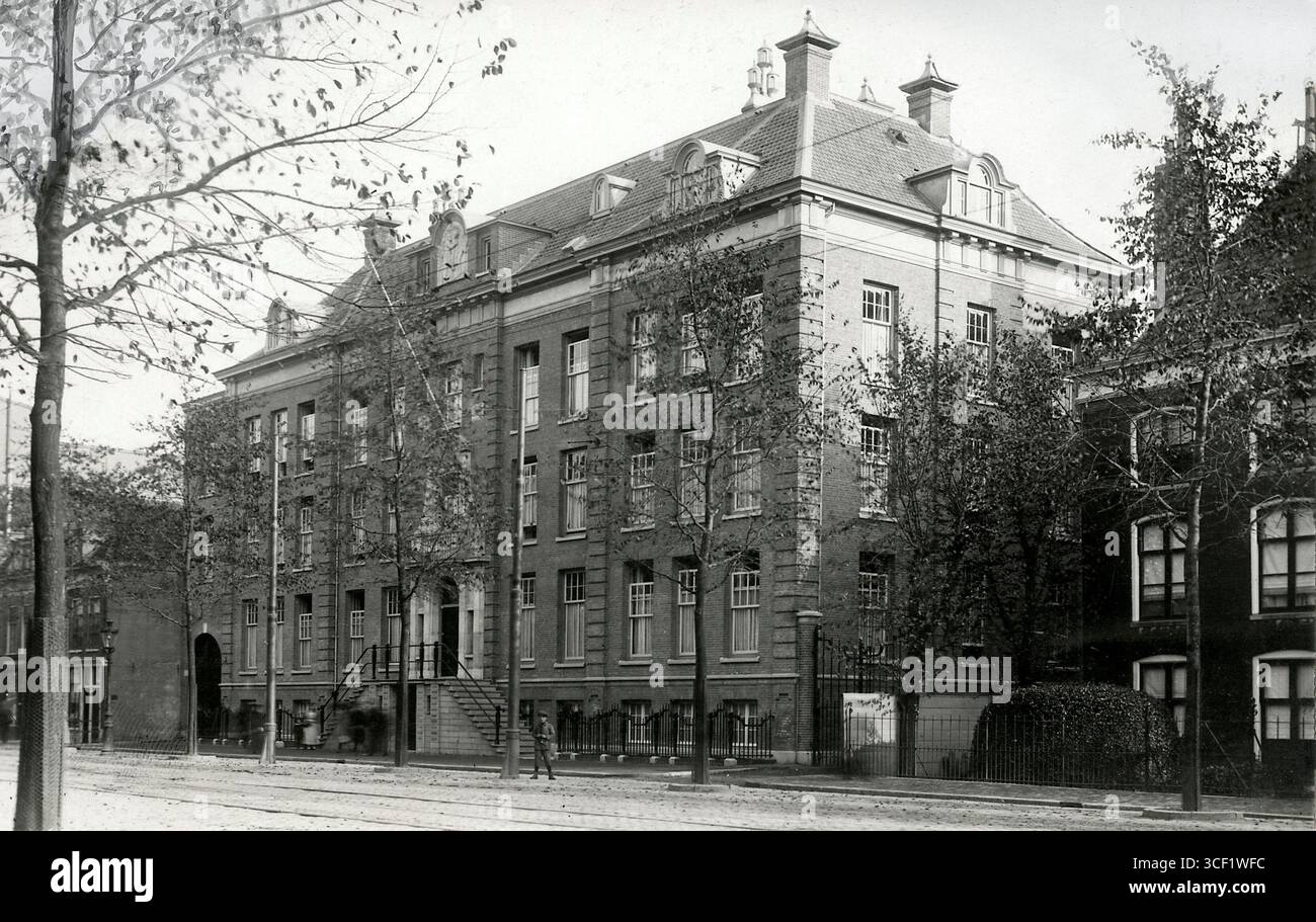 Das Äußere des Diaconessenhuis-Krankenhauses auf Overtoom in Amsterdam wird 1912 gezeigt und spiegelt den architektonischen Stil und das Gesundheitswesen der damaligen Zeit wider. Stockfoto
