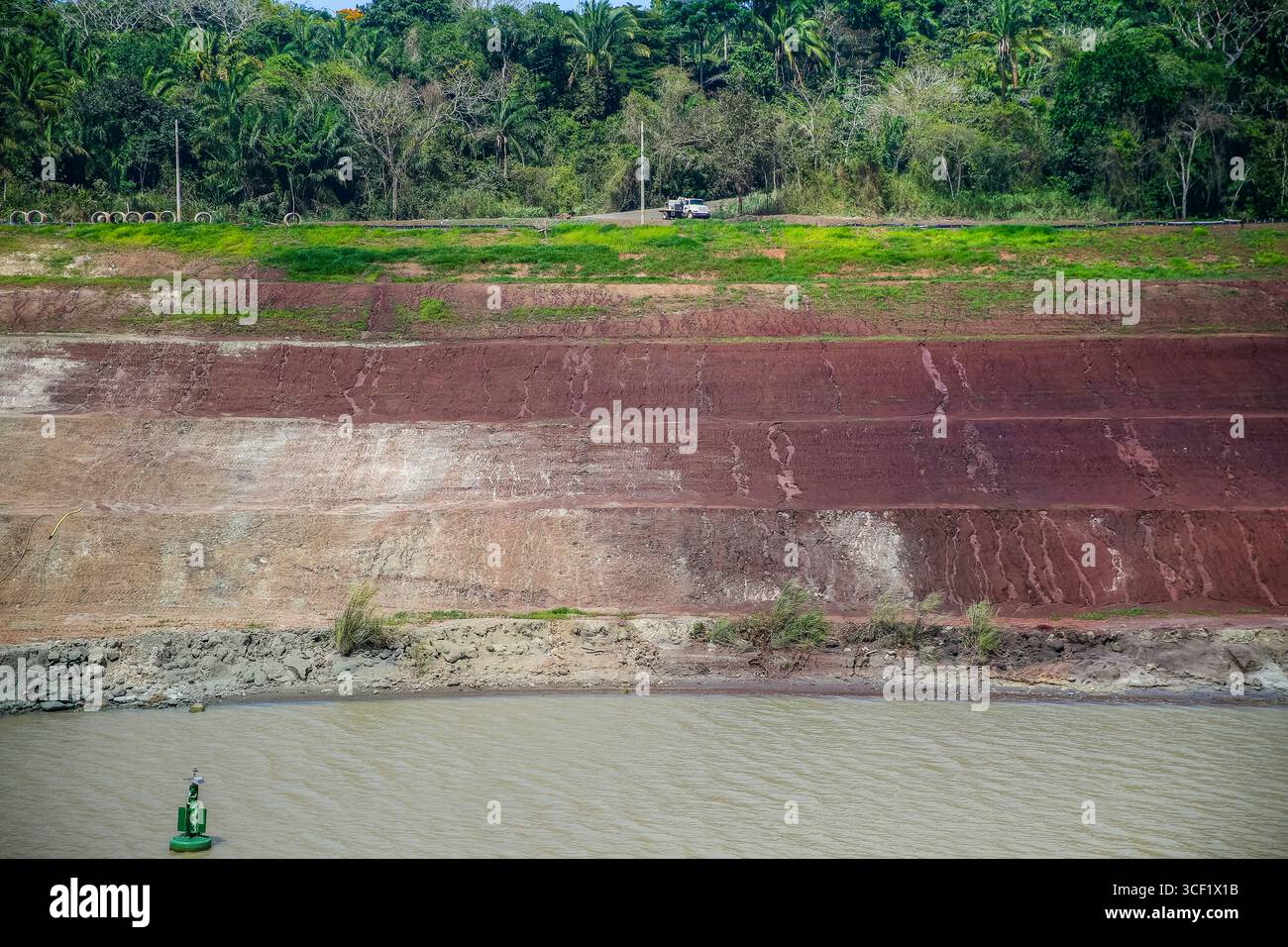 Freiliegende geologische Schichten und terrassierte Hänge entlang des Culebra Cut im Panamakanal. Stockfoto