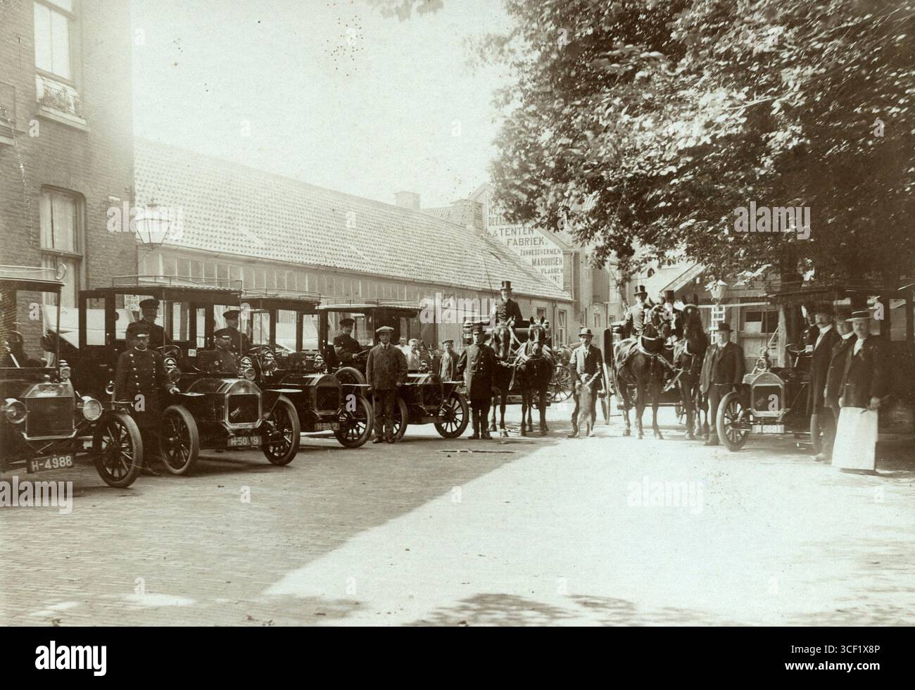 Autos und Hochzeitswagen standen für die „Urbaine“-Kutschenfirma in den Haag, Niederlande. 1913. Stockfoto