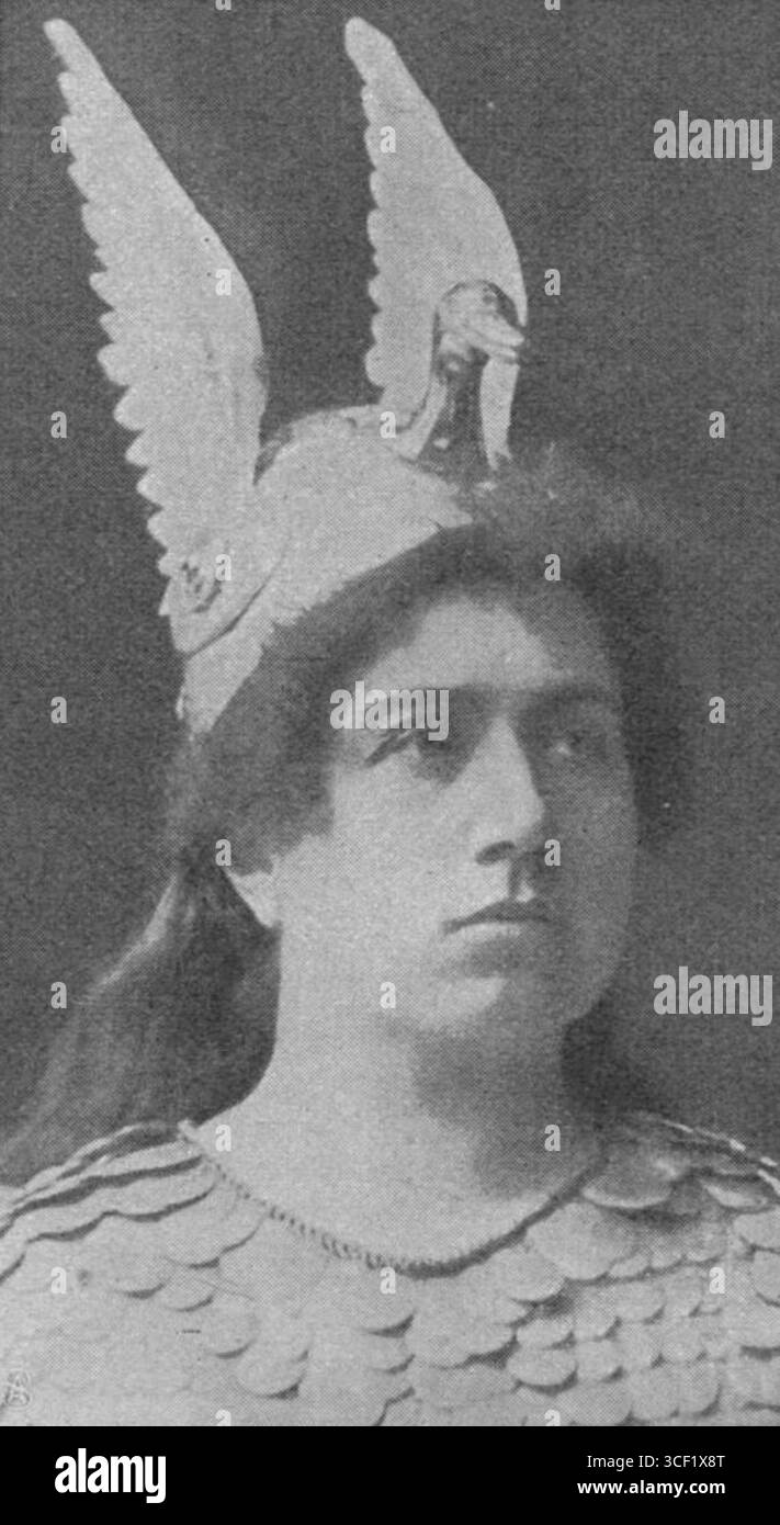 Ellen Gulbranson porträtiert als Brünhilde, eine Figur aus Wagners Opern-Zyklus „der Ring des Nibelung“, aufgenommen 1904. Dieses Bild zeigt sie als führende Sopranistin in einer dramatischen Rolle. Das Foto spiegelt den Theater- und Opernstil der damaligen Zeit wider. Stockfoto