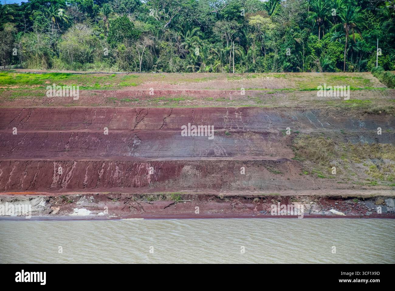 Freiliegende geologische Schichten und terrassierte Hänge entlang des Culebra Cut im Panamakanal. Stockfoto
