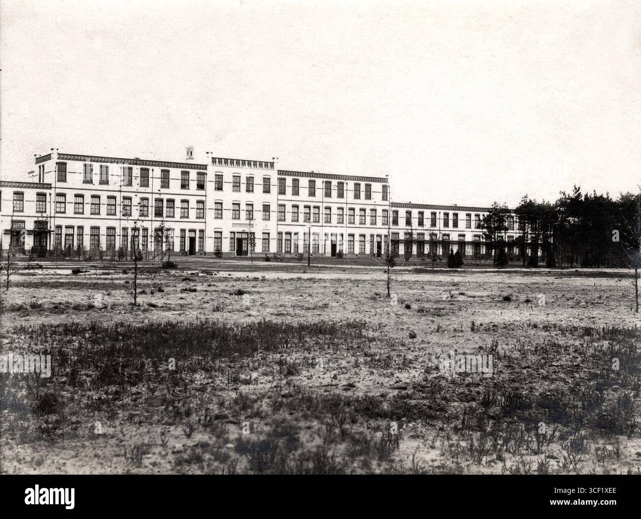 Äußere des Hauptgebäudes des zentralisraelischen Asylums in Apeldoorn, auch bekannt als „Het Apeldoornsche Bos“, in den Niederlanden, 1909. Diese Einrichtung war bekannt für die Unterbringung von Menschen mit psychischen Erkrankungen während des frühen 20. Jahrhunderts. Stockfoto