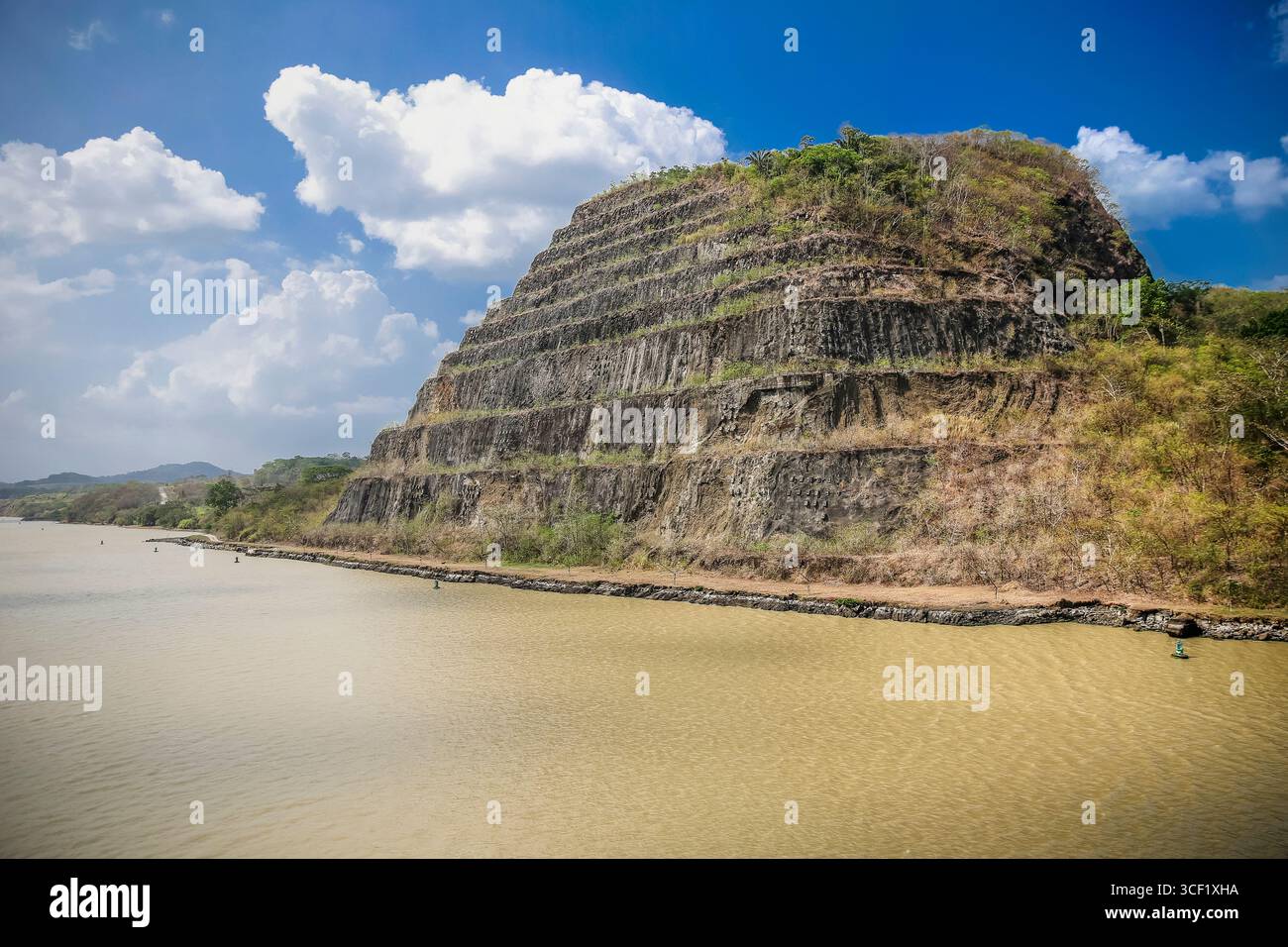 Freiliegende geologische Schichten und terrassierte Hänge entlang des Culebra Cut im Panamakanal. Stockfoto