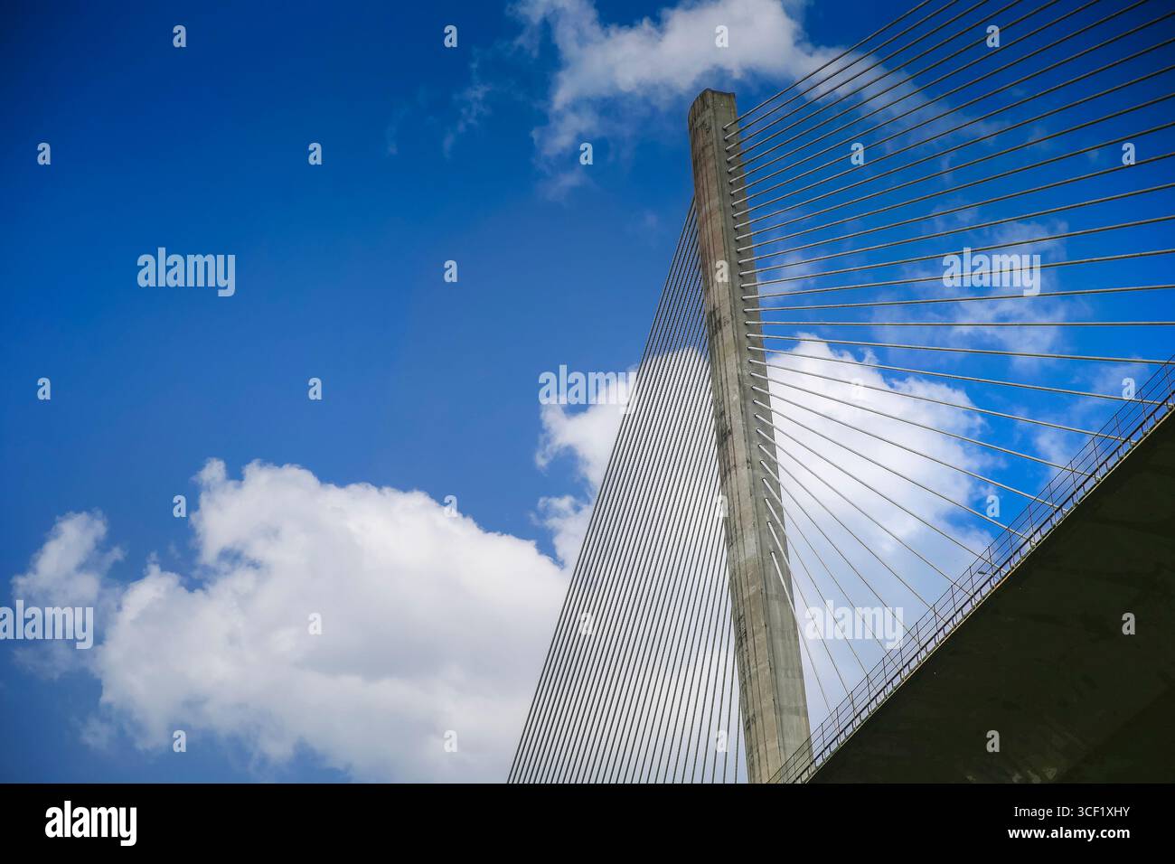 Die Centennial Bridge, eine moderne Seilbrücke östlich der Bridge of the Americas, überspannt den Panamakanal über den Culebra Cut. Stockfoto