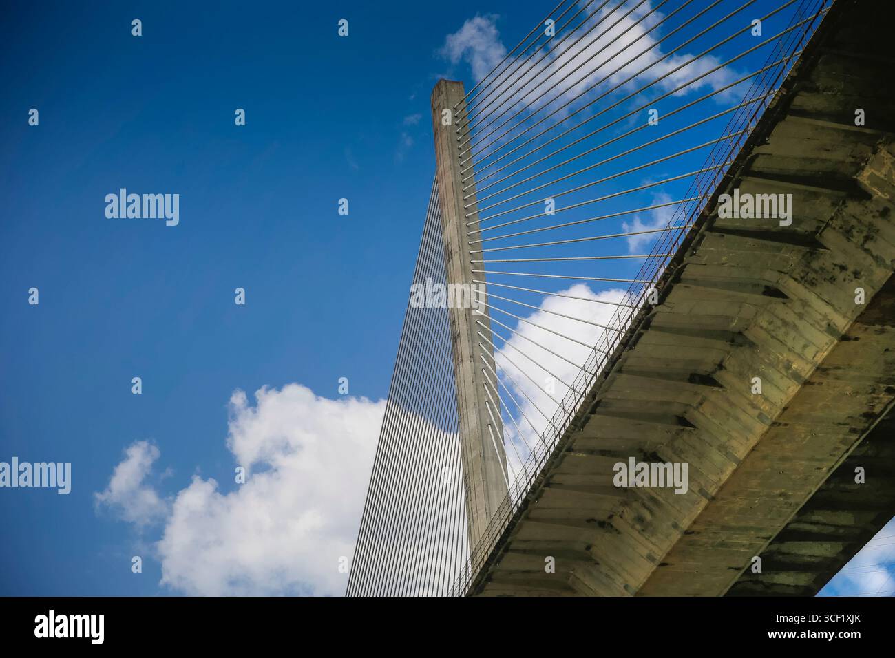 Die Centennial Bridge, eine moderne Seilbrücke östlich der Bridge of the Americas, überspannt den Panamakanal über den Culebra Cut. Stockfoto