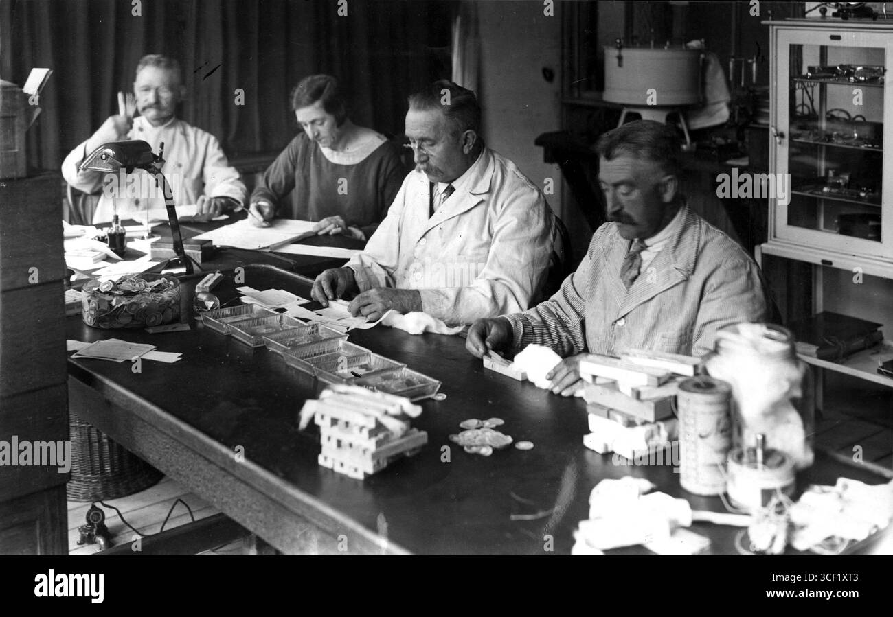 In den Niederlanden wird 1929 in der Verpackung von Impfserum gegen Pocken gesehen, was die Bemühungen im Bereich der öffentlichen Gesundheit widerspiegelt. Stockfoto