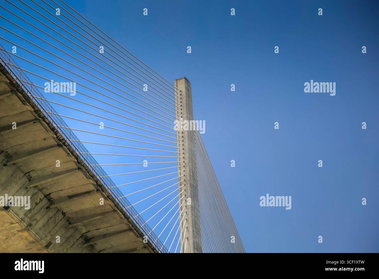 Die Centennial Bridge, eine moderne Seilbrücke östlich der Bridge of the Americas, überspannt den Panamakanal über den Culebra Cut. Stockfoto